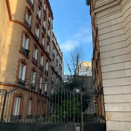Charming And Quiet In The Luxurious 7th District 아파트